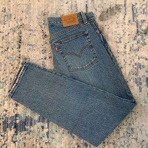 Medium Wash Levi’s Wedgie Icon